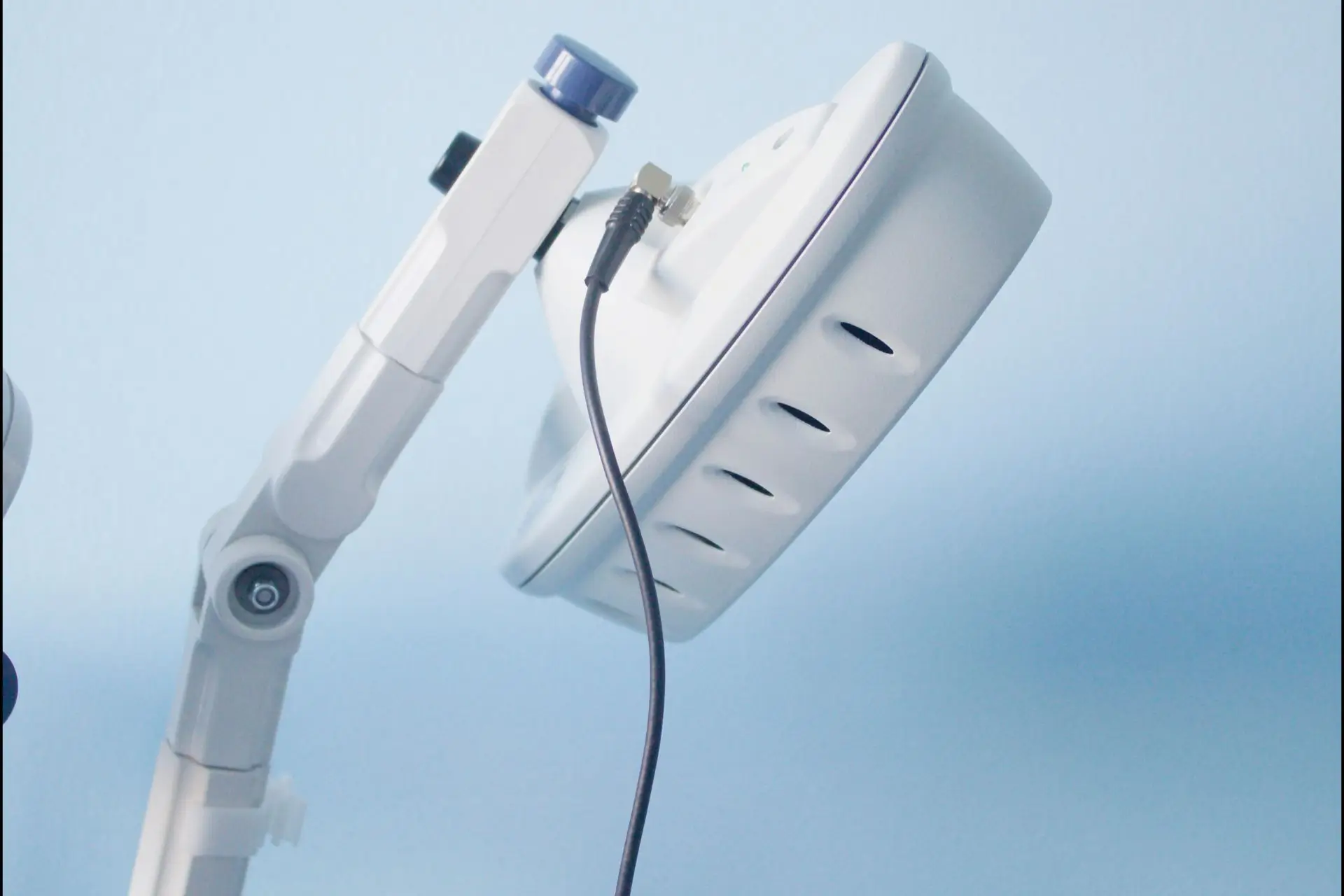 Therapie-Kopf weiß mit Kabel in Nahaufnahme von Mikrowellen-Therapie Gerät